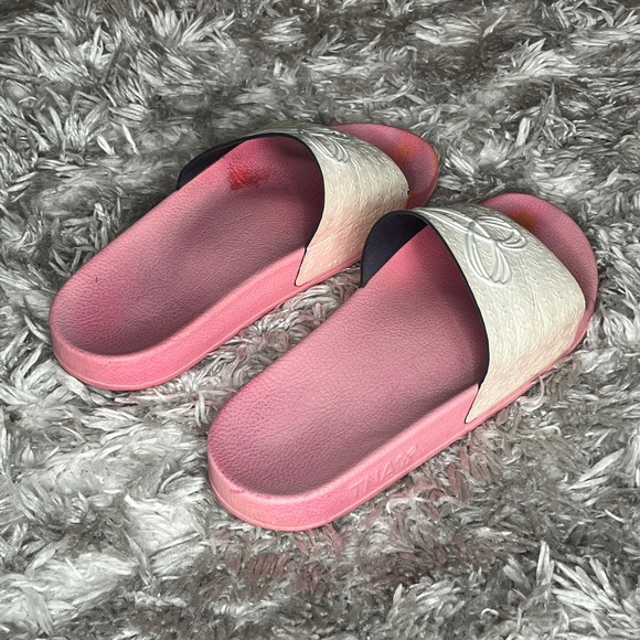 Aritzia TNA Slides - Picture 2 of 4